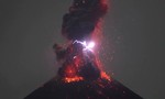 "Mãn nhãn" clip núi lửa Krakatau của Indonesia phun sét và dung nham