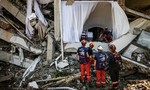 Đội cứu hộ Pháp nghi còn người sống trong đống đổ nát