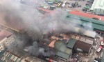 Kho xưởng gần bến xe cháy lớn, thiệt hại nặng về tài sản