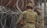 Clip lính Mỹ gia cố hàng rào thép gai ngăn đoàn người nhập cư