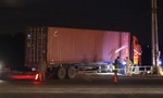 “Hung thần” container cuốn xe máy vào gầm, bé gái tử nạn và 3 người nguy kịch