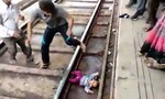 Bé gái 1 tuổi thoát chết thần kỳ dù nằm dưới gầm tàu hỏa đang chạy
