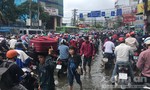 "Choáng" với kẹt xe, ngập nước ngày đầu tuần ở Sài Gòn