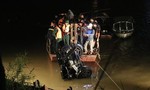 Trục vớt được ô tô lao xuống sông Hồng, 2 người trong xe tử vong