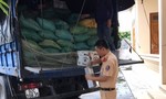 Cảnh sát giao thông bắt xe tải chở gần 900 chai rượu lậu