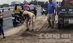 CSGT phụ dân dọn cát đổ giữa đường