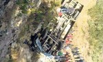 Xe buýt lao xuống vực sâu 700m ở Nepal, ít nhất 22 người thiệt mạng
