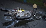 Xe máy nát bét sau tai nạn với xe Camry đêm Noel, một người nguy kịch
