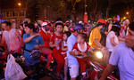 Người Sài Gòn rộn ràng xuống phố đón Giáng sinh