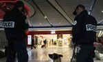 Sân bay Pháp náo loạn vì cặp đôi cầm súng trên tay