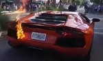 Đi “bão” sau chiến thắng của Việt Nam, siêu xe Lamborghini bốc cháy