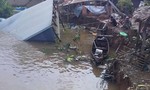 Ba căn nhà bất ngờ bị nhấn chìm xuống sông
