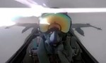 Clip phi công tiêm kích hoảng sợ vì bị sét đánh trúng khi đang bay
