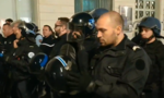 Cảnh sát Pháp cởi mũ bảo hộ để 'giải tỏa' căng thẳng với người biểu tình