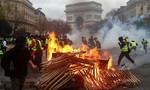Pháp hoãn tăng thuế nhiên liệu trước sức ép biểu tình