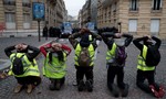 Người biểu tình ở Pháp 'nhại lại' hành động bắt học sinh quỳ gối