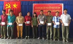 Báo Công an TP.HCM trao quà Tết cho người dân Long An và Tây Ninh