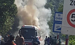 Cháy rụi ôtô khách, 29 người nước ngoài hoảng hồn