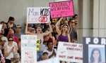 Người dân Florida biểu tình yêu cầu kiểm soát súng nghiêm ngặt hơn