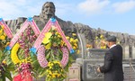 Đầu năm, người dân dâng hương tượng đài Mẹ Việt Nam anh hùng