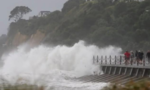 Hàng trăm du khách kẹt ở New Zealand vì bão
