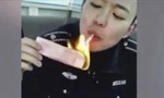 Hai viên chức Trung Quốc bị sa thải vì đốt tiền châm thuốc