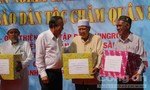 Phó Thủ tướng Trương Hòa Bình tặng quà Tết cho đồng bào người Chăm