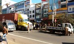 Nữ công nhân quét đường bị xe container tông nguy kịch