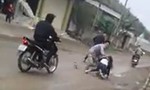 Dùng súng điện cướp xe máy giữa trưa ở Sài Gòn
