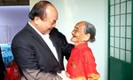 Thủ tướng trao quà Tết cho các hộ gia đình khó khăn tại Đắk Nông