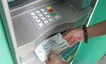 Ba người nước ngoài dùng thẻ ATM giả rút tiền ngân hàng