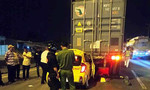 "Dồn toa" vào đuôi xe container, tài xế taxi tử vong tại chỗ