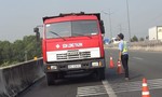 Xe tải bị cháy, tài xế chạy bộ gần 1km để cầu cứu