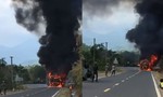 Xe khách chở 23 người cháy rụi trên đường