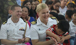 Hình ảnh Hải quân Mỹ thăm trẻ em làng SOS