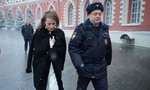 Nữ ứng viên tổng thống Nga tạt nước vào mặt đối thủ bị 'trả đũa'