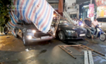 Giàn giáo đổ đè 2 ô tô dừng đèn đỏ ở trung tâm Sài Gòn