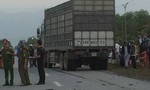 ​Xe máy va chạm xe tải, 2 người tử vong