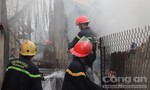 Hàng chục lính cứu hỏa dập lửa thiêu xưởng gỗ trong mưa