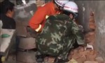 Lính cứu hỏa giải cứu bé trai 3 tuổi kẹt giữa 2 bức tường