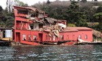 Nhà cổ 200 tuổi tan nát sau cú tông của tàu mất lái