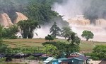 Lũ lớn cuồn cuộn đổ vào thác đẹp nhất Việt Nam, 50 khách mắc kẹt