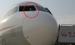 Máy bay vỡ kính buồng lái khi đang bay, phi công và tiếp viên bị thương
