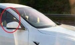 Chủ xe Tesla bị phạt nặng vì để xe tự lái mà không giám sát