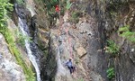 Vụ phượt thủ tử vong ở thác: Thi thể được đưa khỏi hiện trường