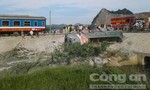 Điều xe cẩu từ Hà Nội, Nghệ An vào cứu hộ 8 toa tàu lật