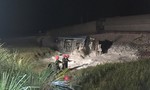 Trắng đêm cứu hộ đoàn tàu bị lật khiến 12 người thương vong
