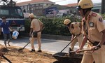 CSGT Bình Triệu xử lý sự cố sơn đổ tràn gây ùn ứ giao thông