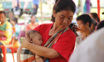 Phụ nữ Lào địu con hàng chục cây số để được khám bệnh