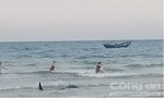 Ngư dân cứu cá voi dạt vào bờ biển